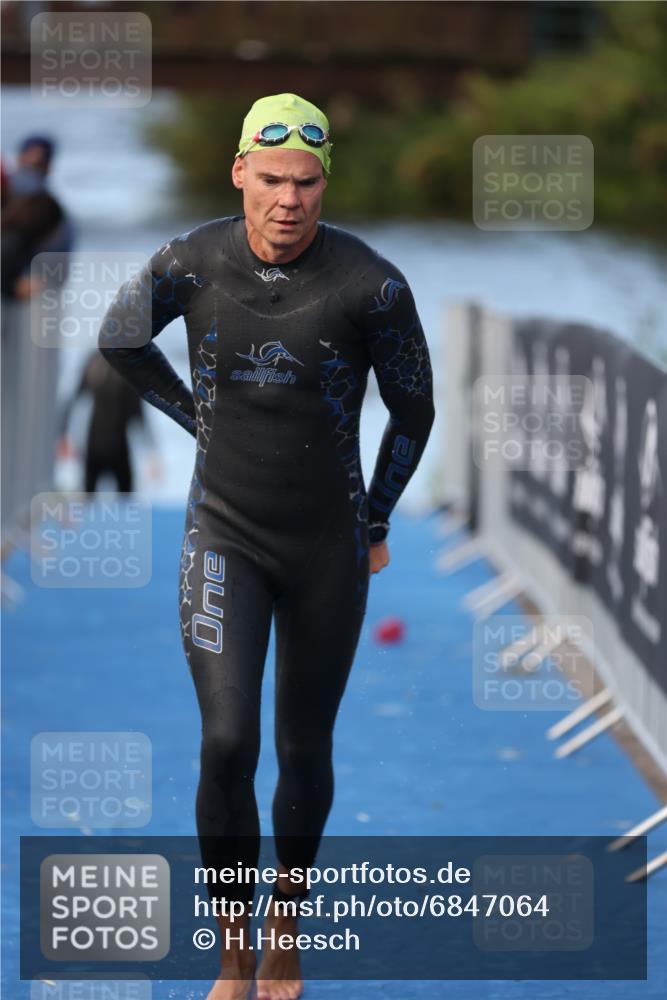 25.08.2024 - Elbe Triathlon Hamburg H.Heesch http://msf.ph/oto/6847064 25.08.2024 08:50:27 Schwimmen 118, 127, 155, 330 meine-sportfotos.de