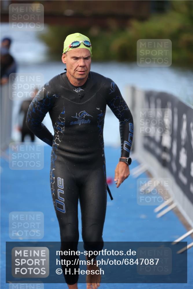 25.08.2024 - Elbe Triathlon Hamburg H.Heesch http://msf.ph/oto/6847087 25.08.2024 08:50:27 Schwimmen 118, 127, 155, 330 meine-sportfotos.de
