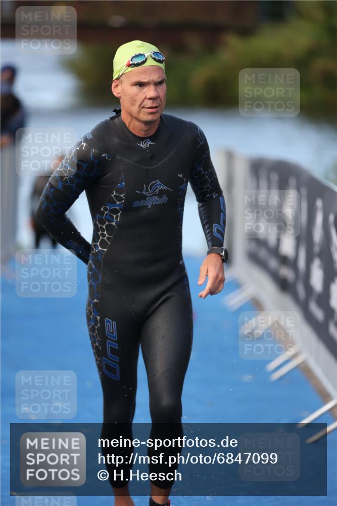 25.08.2024 - Elbe Triathlon Hamburg H.Heesch http://msf.ph/oto/6847099 25.08.2024 08:50:27 Schwimmen 118, 127, 155, 330 meine-sportfotos.de