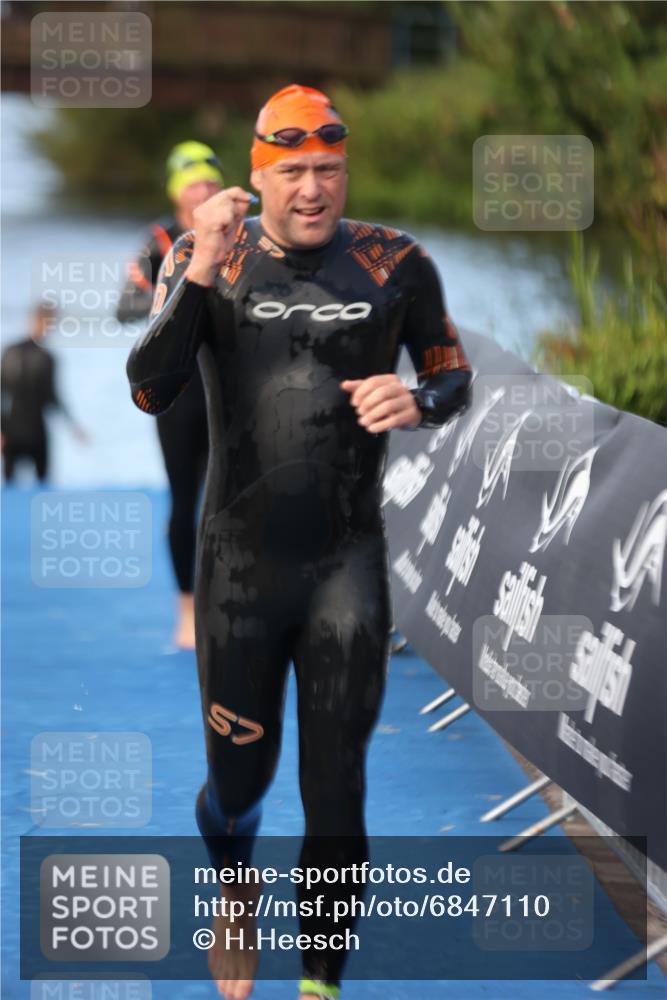 25.08.2024 - Elbe Triathlon Hamburg H.Heesch http://msf.ph/oto/6847110 25.08.2024 08:50:53 Schwimmen 173 meine-sportfotos.de