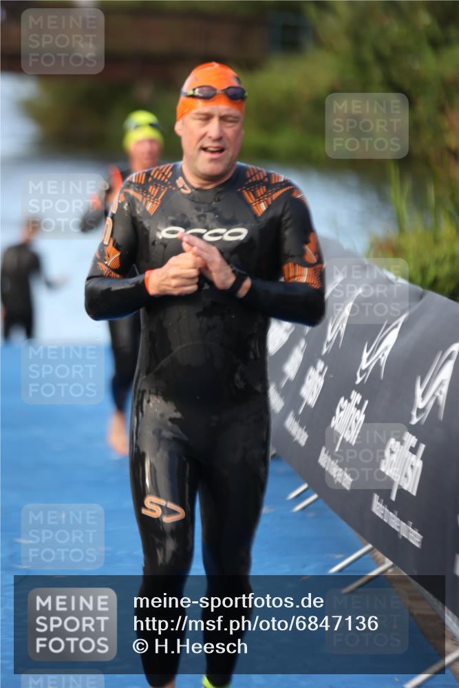 25.08.2024 - Elbe Triathlon Hamburg H.Heesch http://msf.ph/oto/6847136 25.08.2024 08:50:53 Schwimmen 173 meine-sportfotos.de
