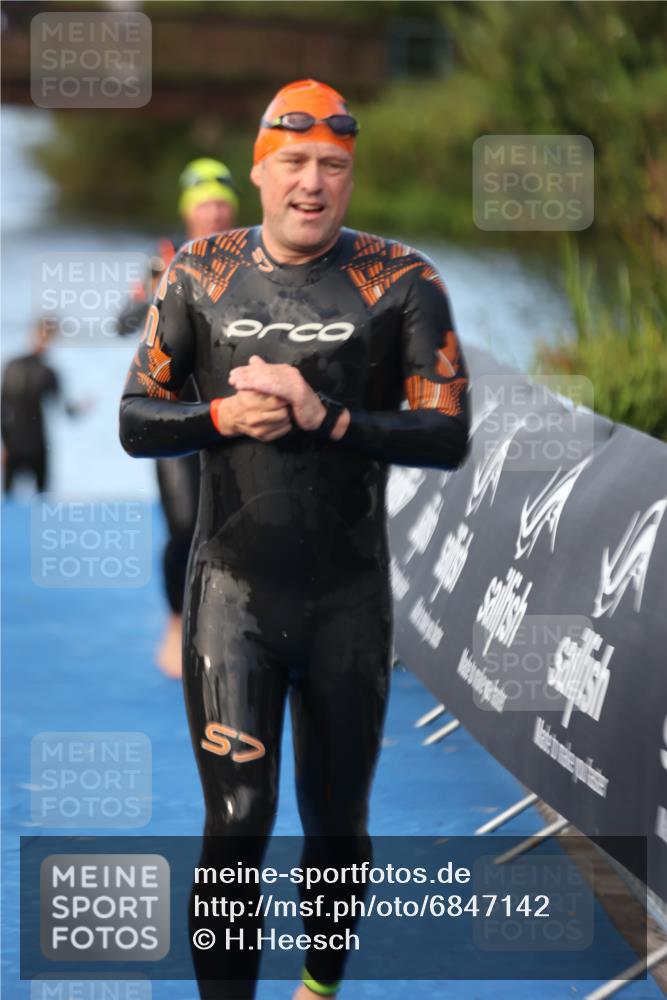 25.08.2024 - Elbe Triathlon Hamburg H.Heesch http://msf.ph/oto/6847142 25.08.2024 08:50:53 Schwimmen 173 meine-sportfotos.de