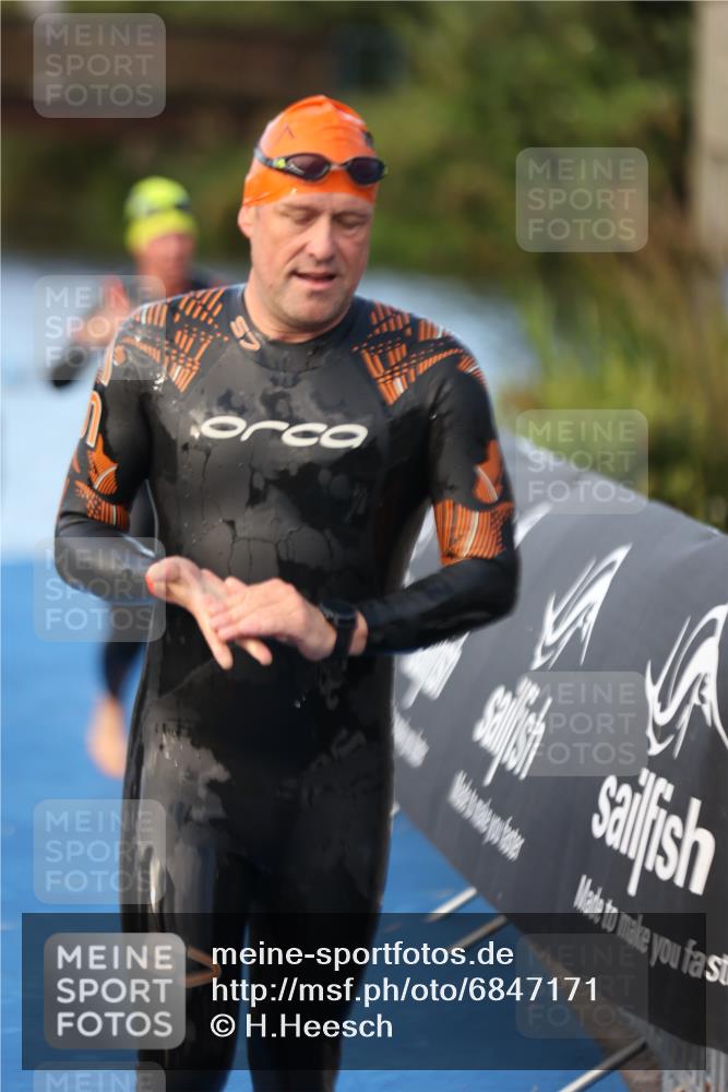 25.08.2024 - Elbe Triathlon Hamburg H.Heesch http://msf.ph/oto/6847171 25.08.2024 08:50:53 Schwimmen 173 meine-sportfotos.de