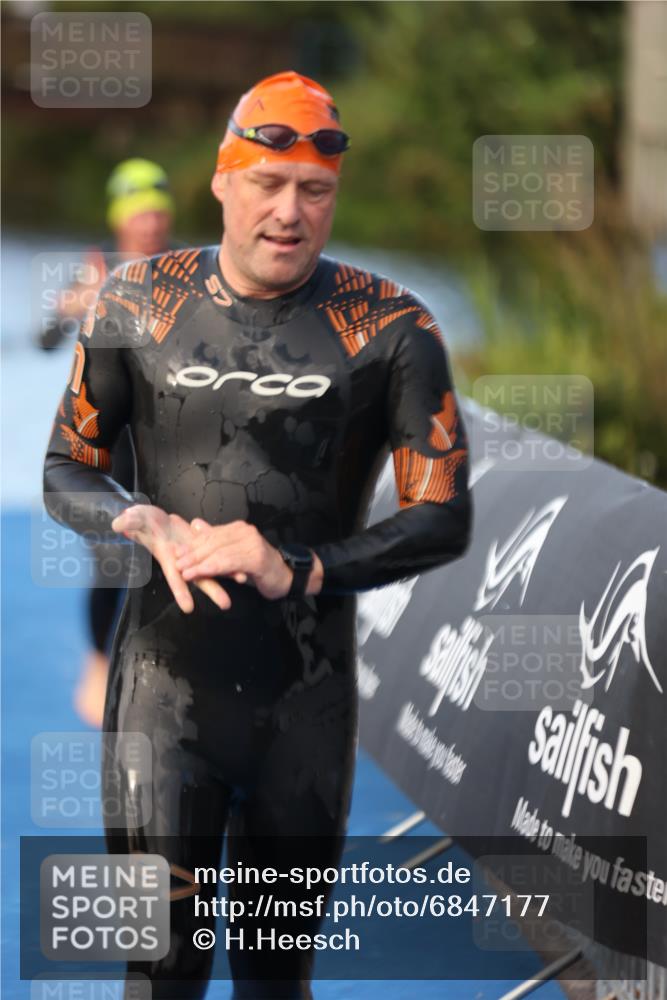 25.08.2024 - Elbe Triathlon Hamburg H.Heesch http://msf.ph/oto/6847177 25.08.2024 08:50:53 Schwimmen 173 meine-sportfotos.de