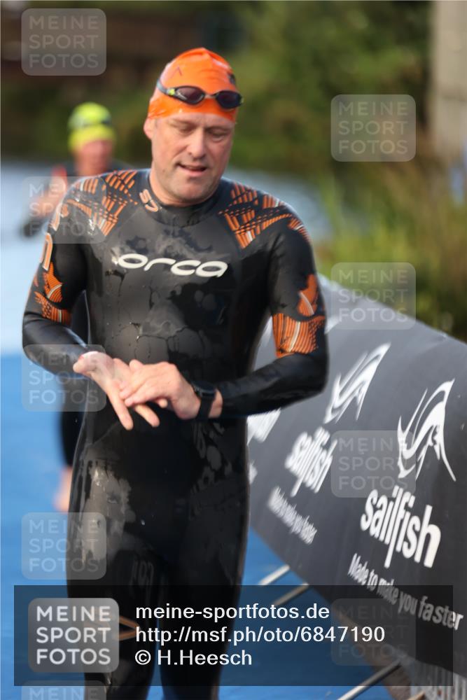 25.08.2024 - Elbe Triathlon Hamburg H.Heesch http://msf.ph/oto/6847190 25.08.2024 08:50:53 Schwimmen 173 meine-sportfotos.de