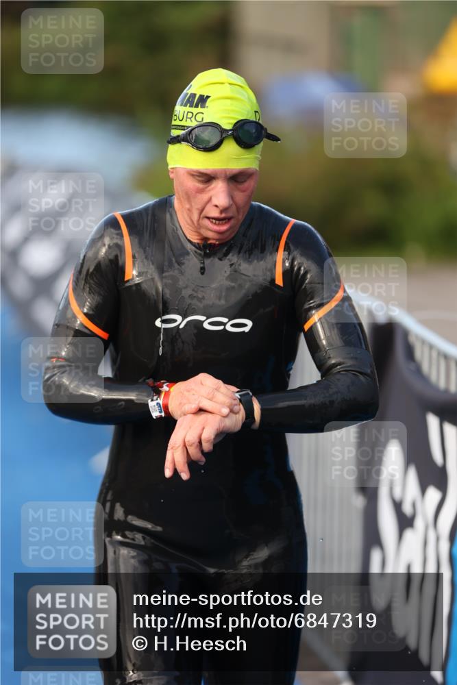 25.08.2024 - Elbe Triathlon Hamburg H.Heesch http://msf.ph/oto/6847319 25.08.2024 08:50:57 Schwimmen 173 meine-sportfotos.de
