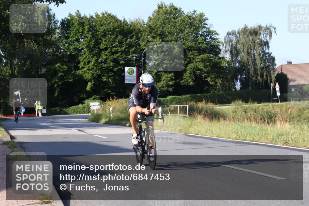 25.08.2024 - Elbe Triathlon Hamburg Fuchs,  Jonas http://msf.ph/oto/6847453 25.08.2024 09:09:29 Radfahren 303, 198, 186 meine-sportfotos.de