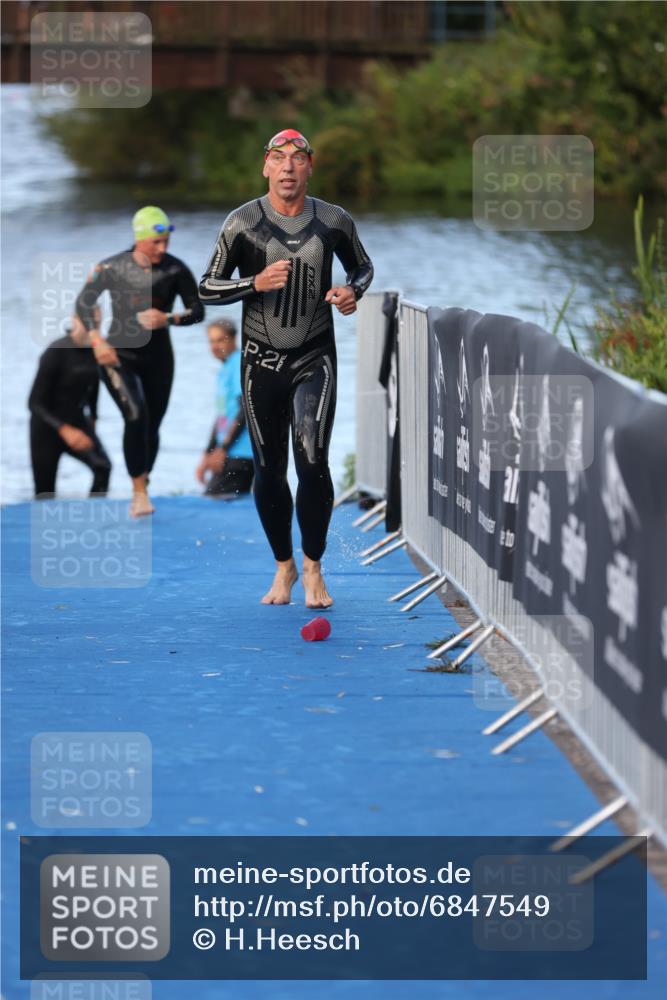 25.08.2024 - Elbe Triathlon Hamburg H.Heesch http://msf.ph/oto/6847549 25.08.2024 08:52:27 Schwimmen 128, 156 meine-sportfotos.de
