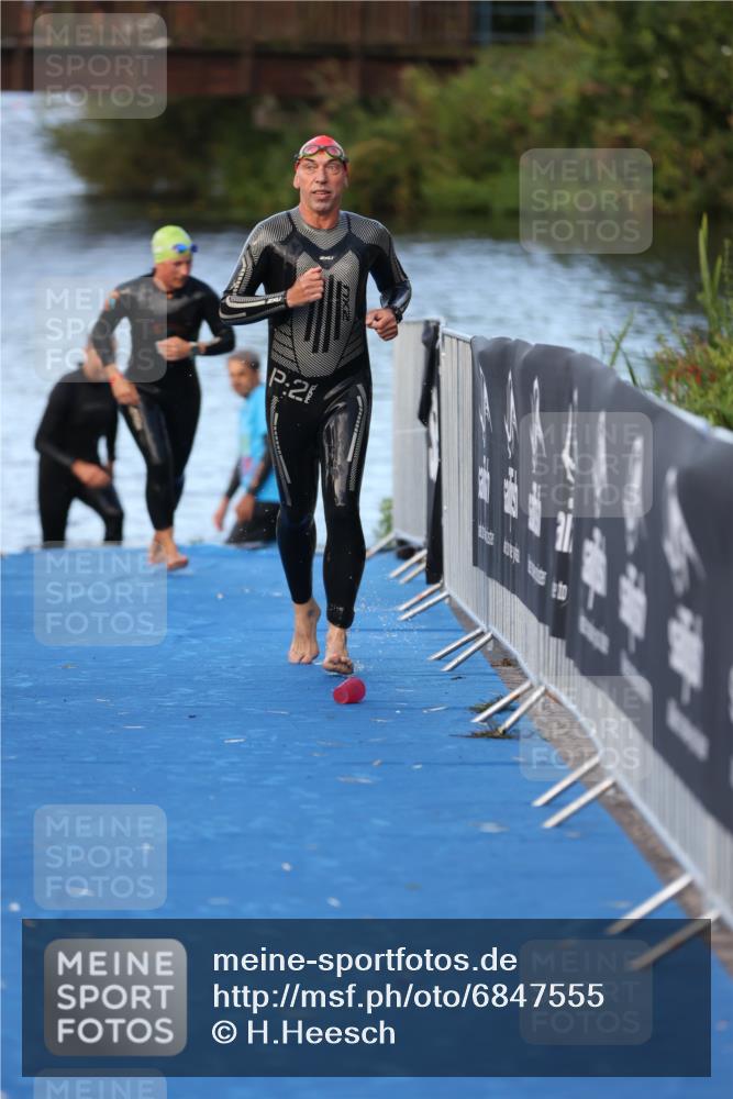 25.08.2024 - Elbe Triathlon Hamburg H.Heesch http://msf.ph/oto/6847555 25.08.2024 08:52:27 Schwimmen 128, 156 meine-sportfotos.de