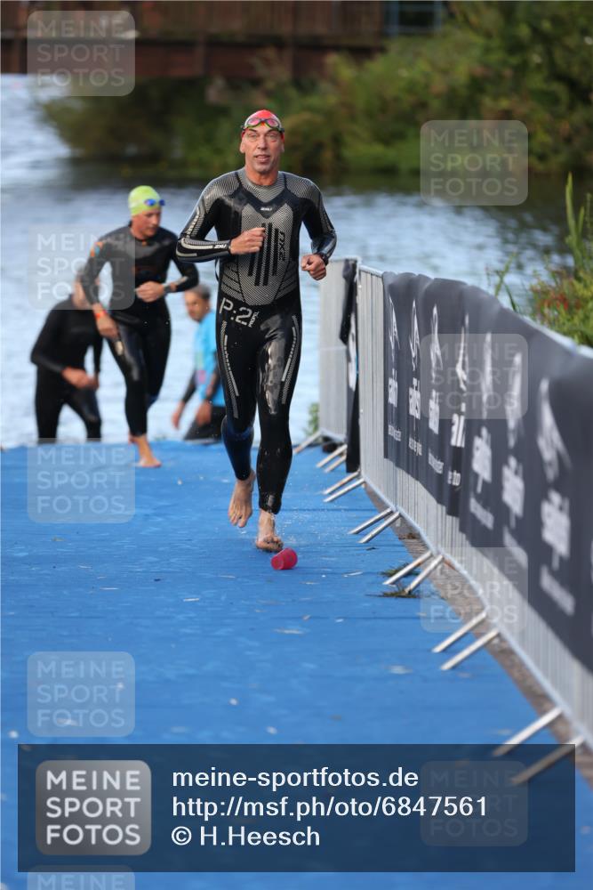 25.08.2024 - Elbe Triathlon Hamburg H.Heesch http://msf.ph/oto/6847561 25.08.2024 08:52:27 Schwimmen 128, 156 meine-sportfotos.de
