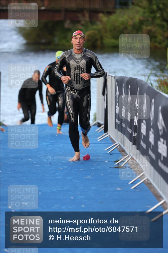 25.08.2024 - Elbe Triathlon Hamburg H.Heesch http://msf.ph/oto/6847571 25.08.2024 08:52:27 Schwimmen 128, 156 meine-sportfotos.de