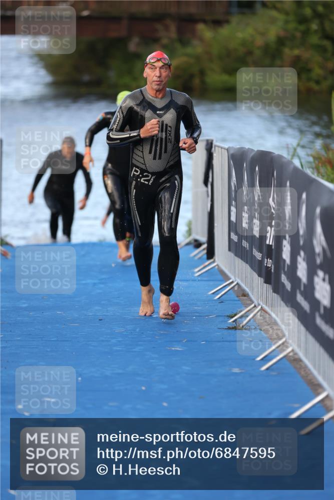 25.08.2024 - Elbe Triathlon Hamburg H.Heesch http://msf.ph/oto/6847595 25.08.2024 08:52:27 Schwimmen 128, 156 meine-sportfotos.de