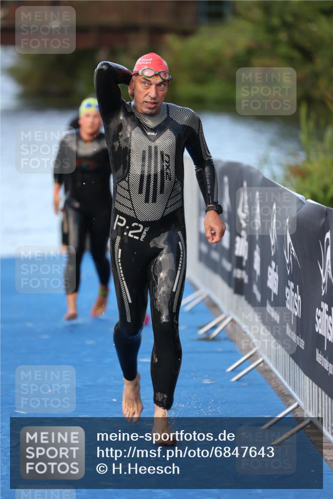 25.08.2024 - Elbe Triathlon Hamburg H.Heesch http://msf.ph/oto/6847643 25.08.2024 08:52:29 Schwimmen 128, 156 meine-sportfotos.de