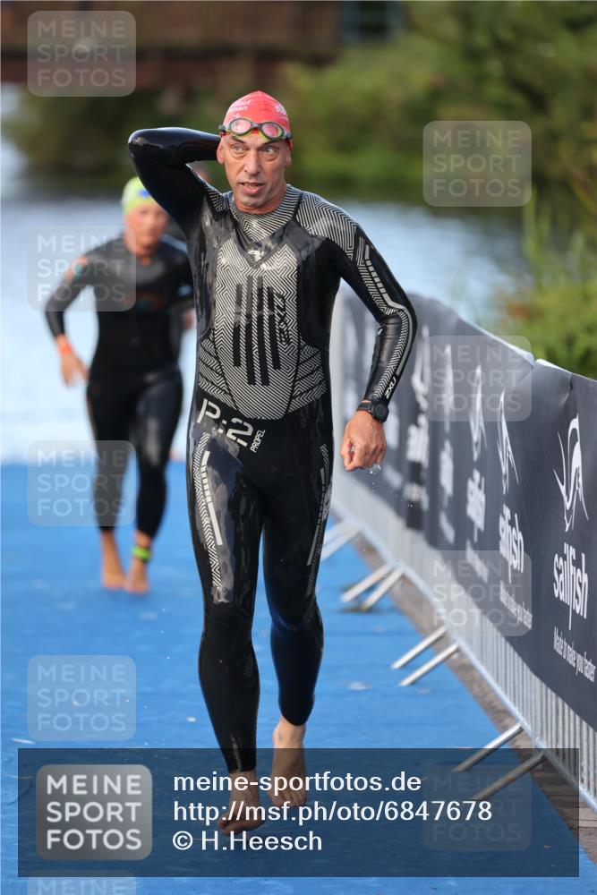 25.08.2024 - Elbe Triathlon Hamburg H.Heesch http://msf.ph/oto/6847678 25.08.2024 08:52:29 Schwimmen 128, 156 meine-sportfotos.de