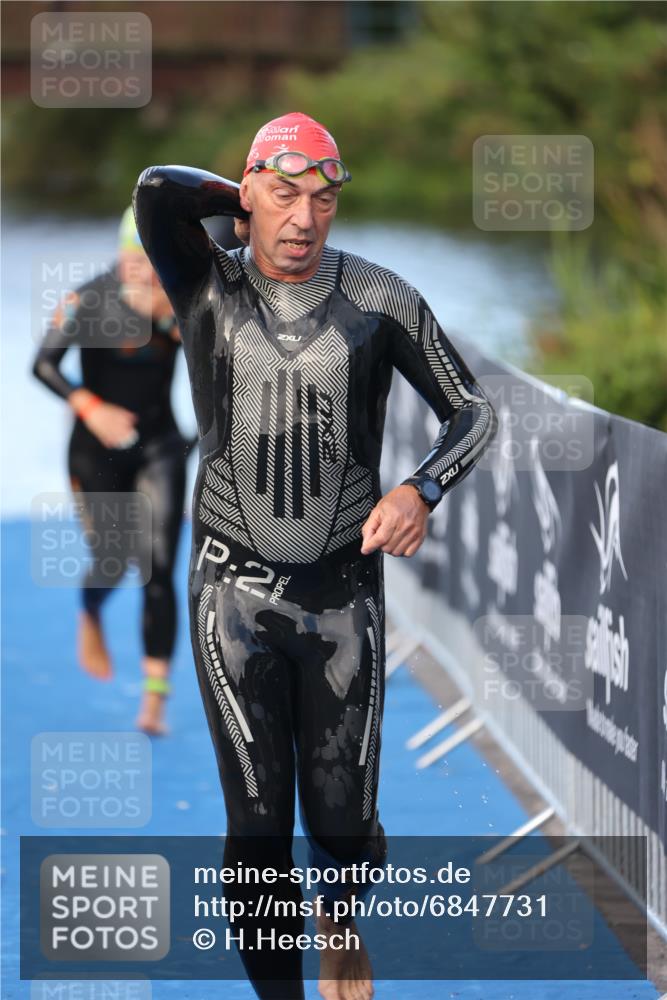 25.08.2024 - Elbe Triathlon Hamburg H.Heesch http://msf.ph/oto/6847731 25.08.2024 08:52:30 Schwimmen 128, 156 meine-sportfotos.de