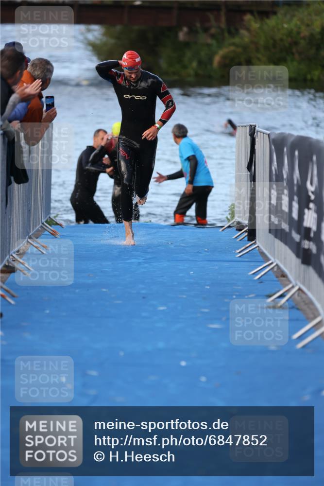 25.08.2024 - Elbe Triathlon Hamburg H.Heesch http://msf.ph/oto/6847852 25.08.2024 08:54:07 Schwimmen 207, 239 meine-sportfotos.de