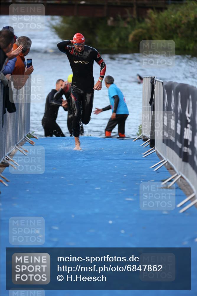 25.08.2024 - Elbe Triathlon Hamburg H.Heesch http://msf.ph/oto/6847862 25.08.2024 08:54:07 Schwimmen 207, 239 meine-sportfotos.de