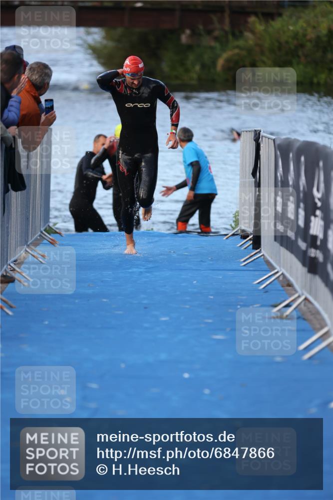 25.08.2024 - Elbe Triathlon Hamburg H.Heesch http://msf.ph/oto/6847866 25.08.2024 08:54:07 Schwimmen 207, 239 meine-sportfotos.de
