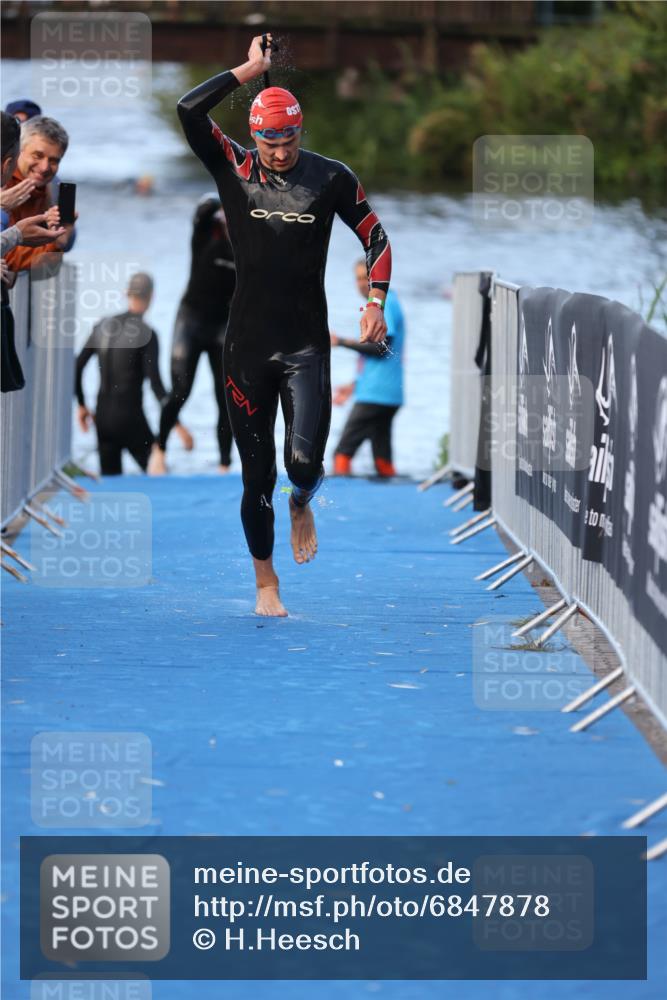 25.08.2024 - Elbe Triathlon Hamburg H.Heesch http://msf.ph/oto/6847878 25.08.2024 08:54:08 Schwimmen 207, 239 meine-sportfotos.de