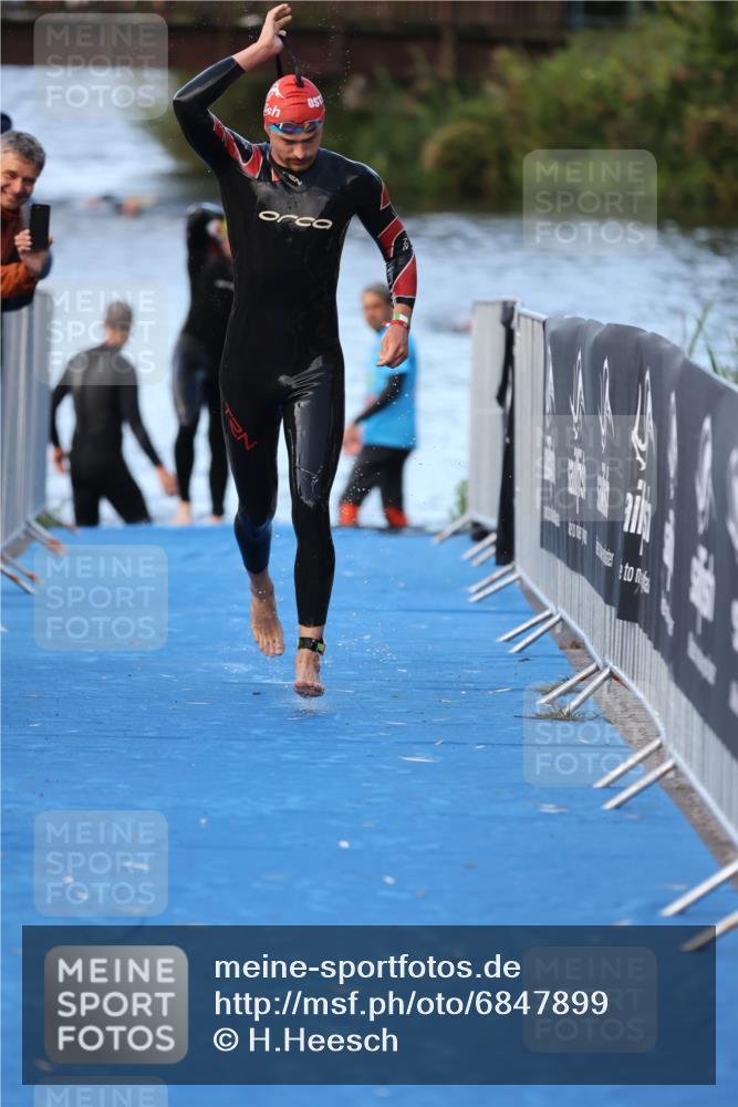 25.08.2024 - Elbe Triathlon Hamburg H.Heesch http://msf.ph/oto/6847899 25.08.2024 08:54:08 Schwimmen 207, 239 meine-sportfotos.de