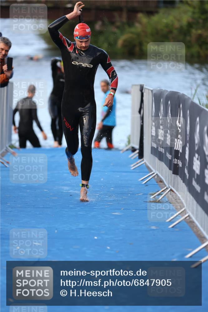 25.08.2024 - Elbe Triathlon Hamburg H.Heesch http://msf.ph/oto/6847905 25.08.2024 08:54:08 Schwimmen 207, 239 meine-sportfotos.de