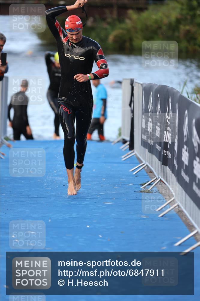 25.08.2024 - Elbe Triathlon Hamburg H.Heesch http://msf.ph/oto/6847911 25.08.2024 08:54:09 Schwimmen 207, 239 meine-sportfotos.de