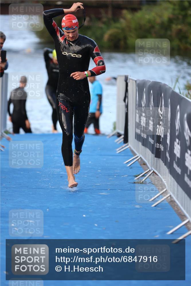 25.08.2024 - Elbe Triathlon Hamburg H.Heesch http://msf.ph/oto/6847916 25.08.2024 08:54:09 Schwimmen 207, 239 meine-sportfotos.de
