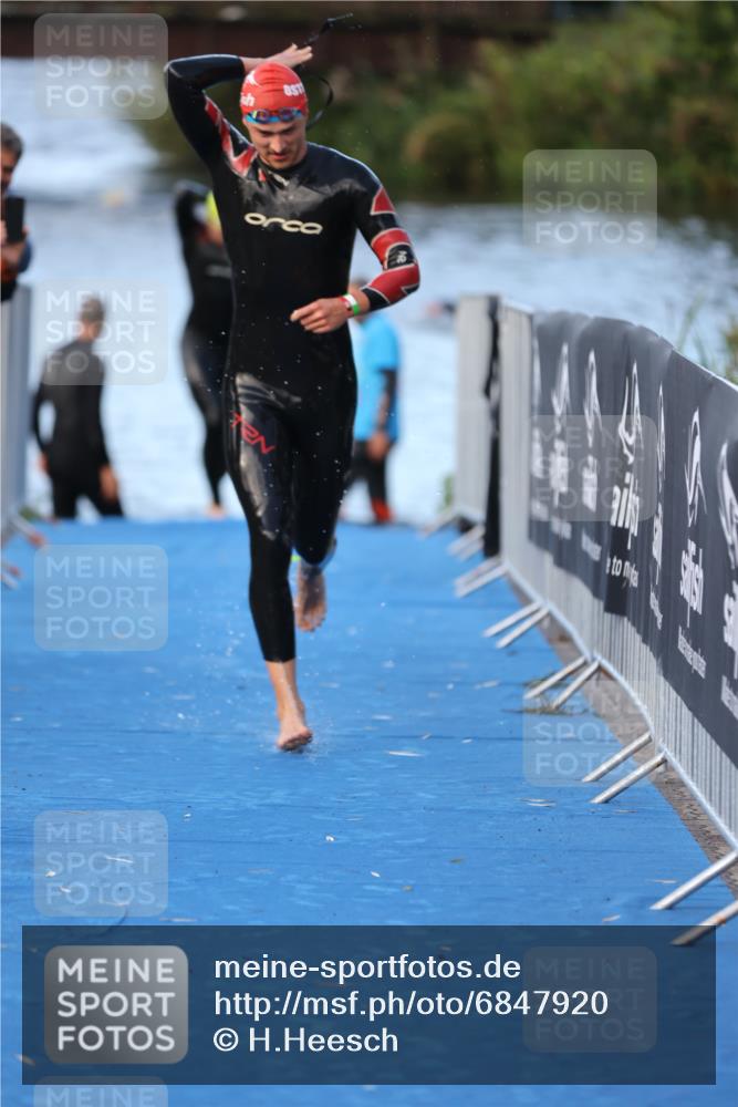 25.08.2024 - Elbe Triathlon Hamburg H.Heesch http://msf.ph/oto/6847920 25.08.2024 08:54:09 Schwimmen 207, 239 meine-sportfotos.de
