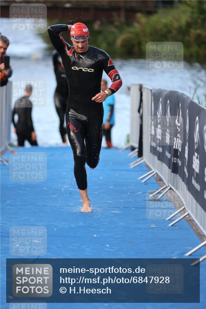25.08.2024 - Elbe Triathlon Hamburg H.Heesch http://msf.ph/oto/6847928 25.08.2024 08:54:09 Schwimmen 207, 239 meine-sportfotos.de
