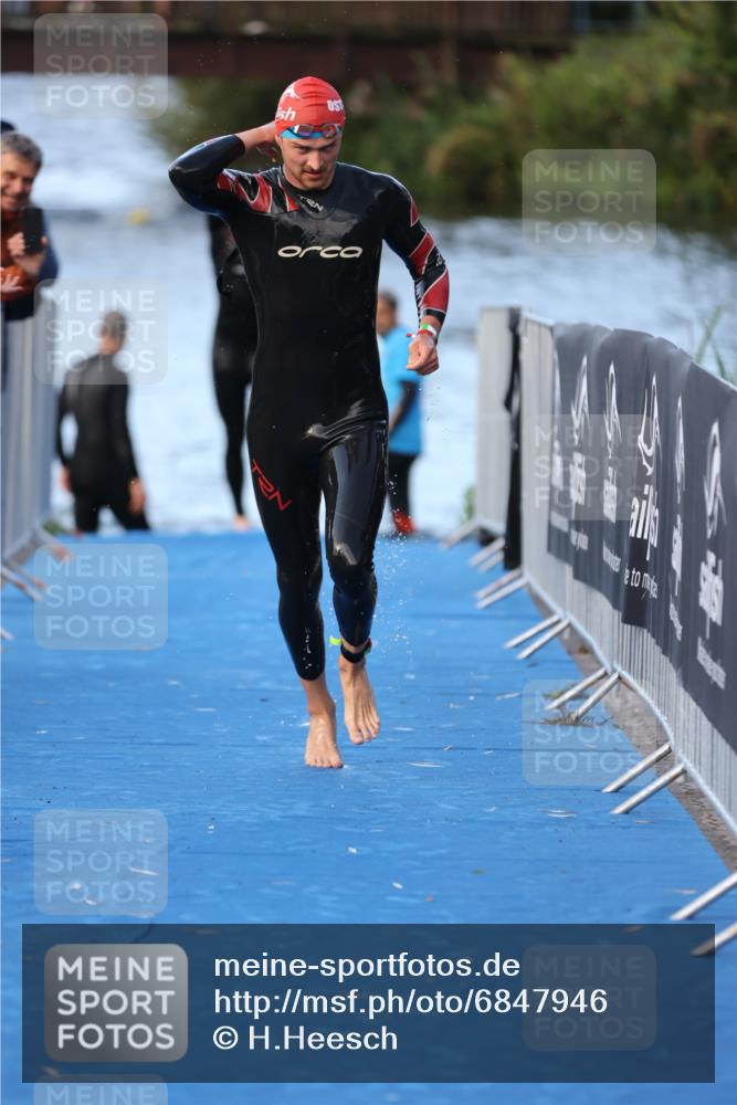 25.08.2024 - Elbe Triathlon Hamburg H.Heesch http://msf.ph/oto/6847946 25.08.2024 08:54:09 Schwimmen 207, 239 meine-sportfotos.de