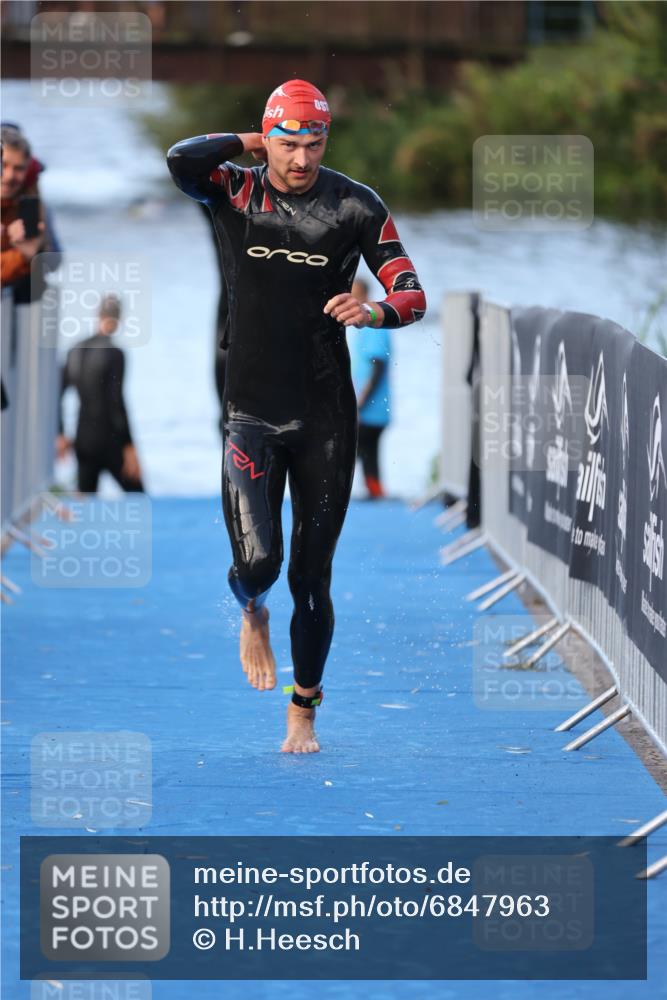 25.08.2024 - Elbe Triathlon Hamburg H.Heesch http://msf.ph/oto/6847963 25.08.2024 08:54:09 Schwimmen 207, 239 meine-sportfotos.de
