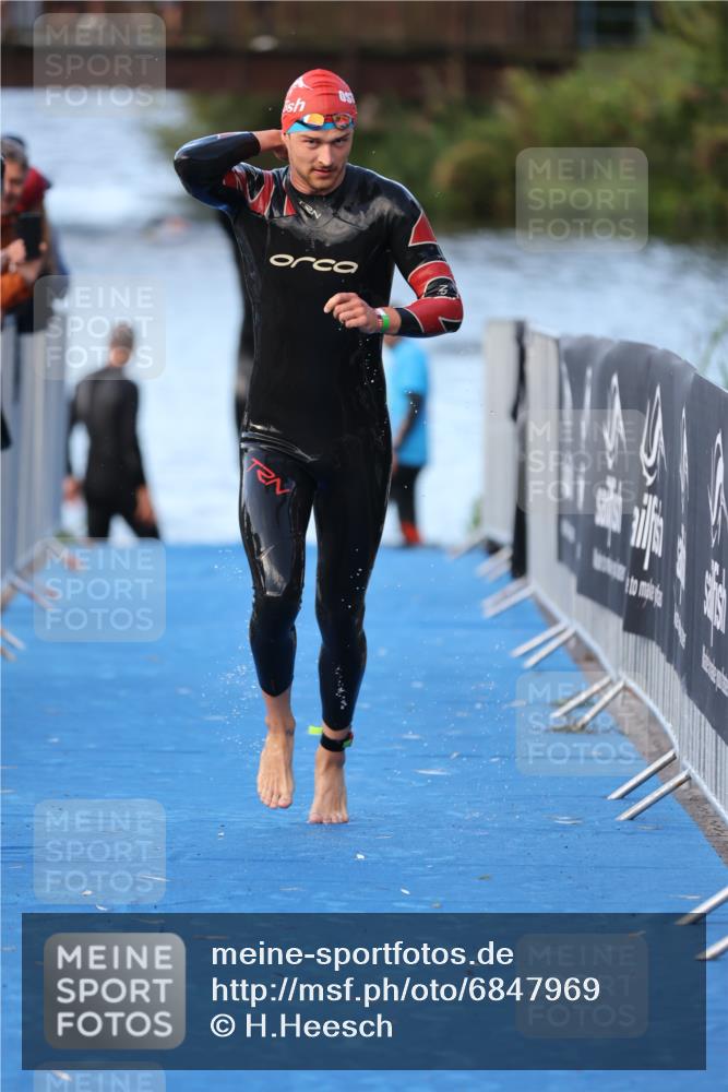 25.08.2024 - Elbe Triathlon Hamburg H.Heesch http://msf.ph/oto/6847969 25.08.2024 08:54:09 Schwimmen 207, 239 meine-sportfotos.de