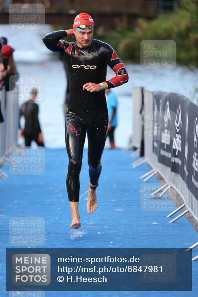 25.08.2024 - Elbe Triathlon Hamburg H.Heesch http://msf.ph/oto/6847981 25.08.2024 08:54:09 Schwimmen 207, 239 meine-sportfotos.de