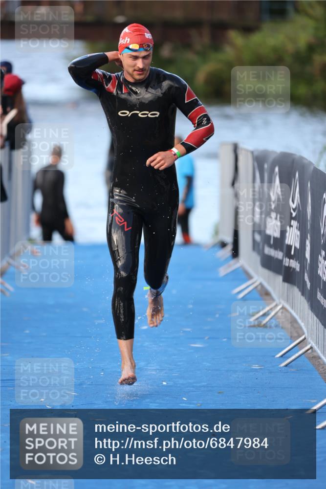 25.08.2024 - Elbe Triathlon Hamburg H.Heesch http://msf.ph/oto/6847984 25.08.2024 08:54:09 Schwimmen 207, 239 meine-sportfotos.de