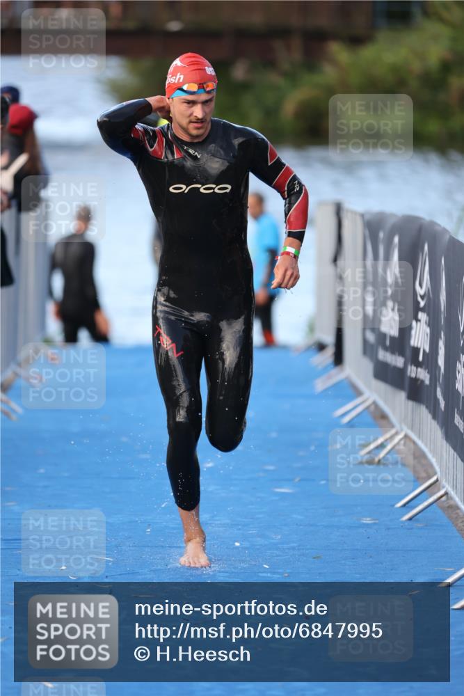 25.08.2024 - Elbe Triathlon Hamburg H.Heesch http://msf.ph/oto/6847995 25.08.2024 08:54:09 Schwimmen 207, 239 meine-sportfotos.de