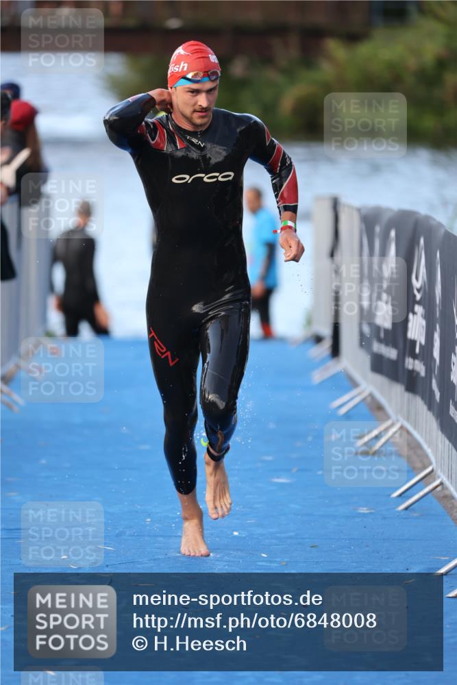 25.08.2024 - Elbe Triathlon Hamburg H.Heesch http://msf.ph/oto/6848008 25.08.2024 08:54:10 Schwimmen 207, 239 meine-sportfotos.de