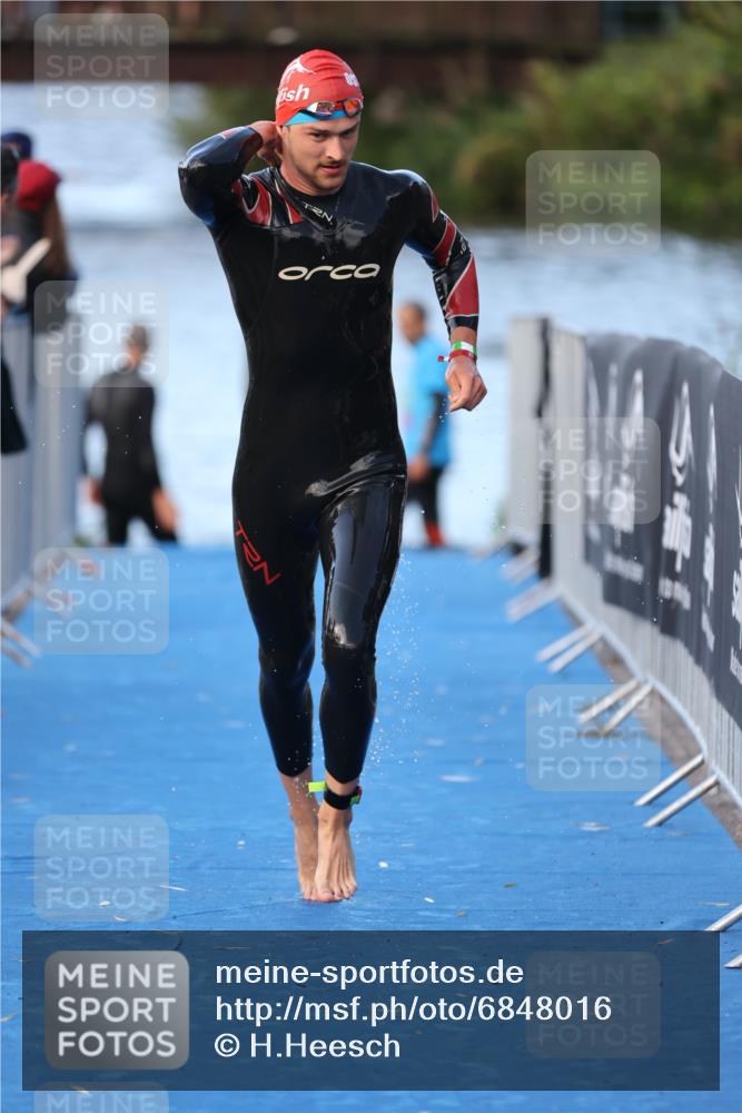 25.08.2024 - Elbe Triathlon Hamburg H.Heesch http://msf.ph/oto/6848016 25.08.2024 08:54:10 Schwimmen 207, 239 meine-sportfotos.de