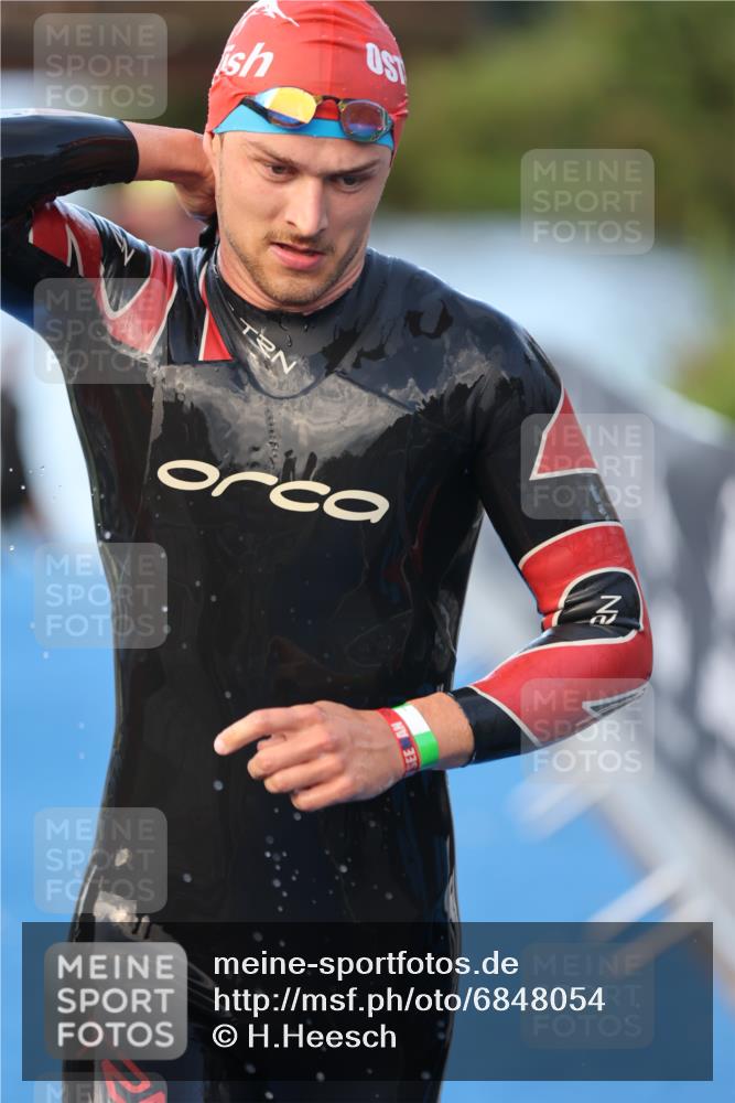 25.08.2024 - Elbe Triathlon Hamburg H.Heesch http://msf.ph/oto/6848054 25.08.2024 08:54:11 Schwimmen 207, 239 meine-sportfotos.de