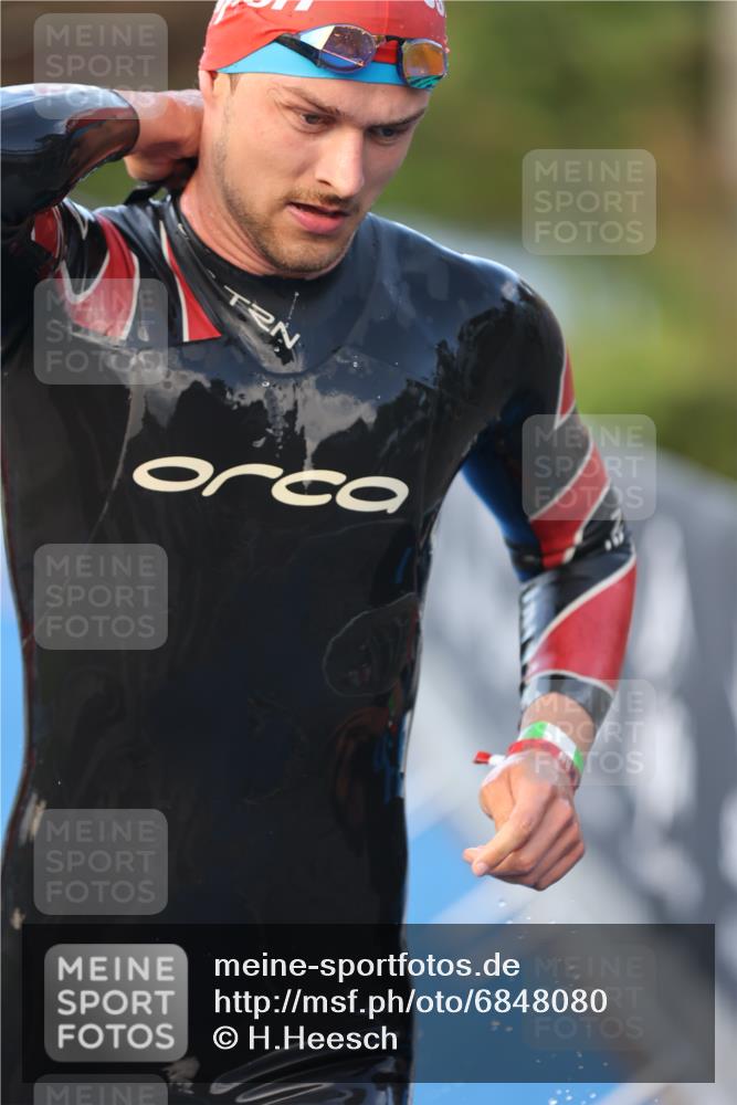 25.08.2024 - Elbe Triathlon Hamburg H.Heesch http://msf.ph/oto/6848080 25.08.2024 08:54:12 Schwimmen 207, 239 meine-sportfotos.de