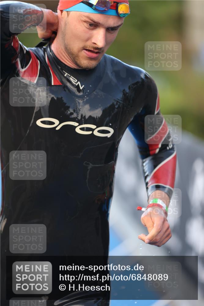 25.08.2024 - Elbe Triathlon Hamburg H.Heesch http://msf.ph/oto/6848089 25.08.2024 08:54:12 Schwimmen 207, 239 meine-sportfotos.de