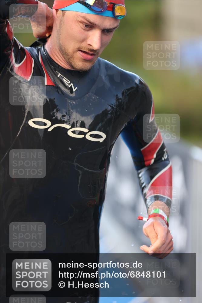 25.08.2024 - Elbe Triathlon Hamburg H.Heesch http://msf.ph/oto/6848101 25.08.2024 08:54:12 Schwimmen 207, 239 meine-sportfotos.de