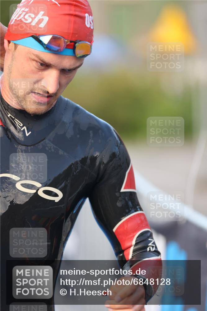 25.08.2024 - Elbe Triathlon Hamburg H.Heesch http://msf.ph/oto/6848128 25.08.2024 08:54:12 Schwimmen 207, 239 meine-sportfotos.de