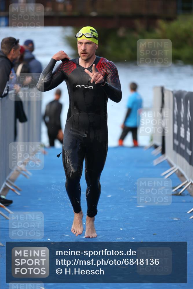 25.08.2024 - Elbe Triathlon Hamburg H.Heesch http://msf.ph/oto/6848136 25.08.2024 08:54:15 Schwimmen 207, 239 meine-sportfotos.de