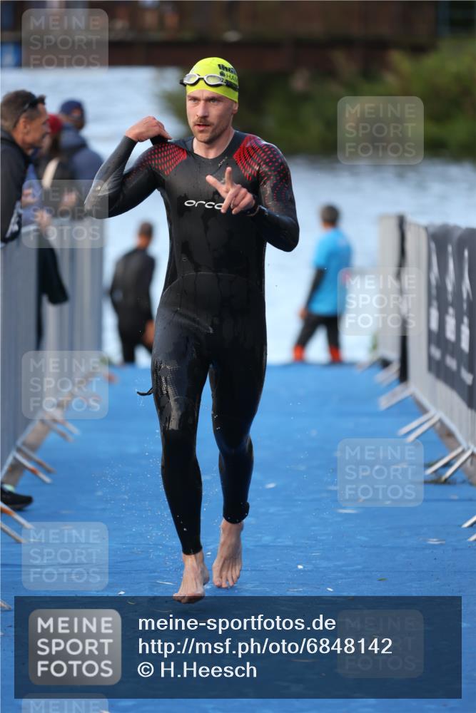 25.08.2024 - Elbe Triathlon Hamburg H.Heesch http://msf.ph/oto/6848142 25.08.2024 08:54:15 Schwimmen 207, 239 meine-sportfotos.de