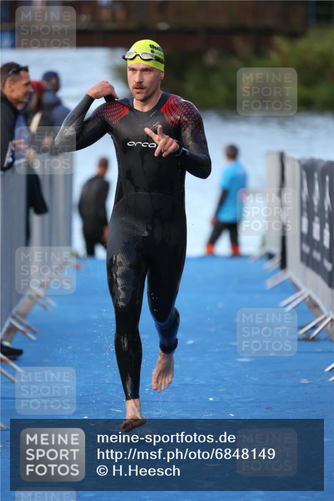 25.08.2024 - Elbe Triathlon Hamburg H.Heesch http://msf.ph/oto/6848149 25.08.2024 08:54:15 Schwimmen 207, 239 meine-sportfotos.de