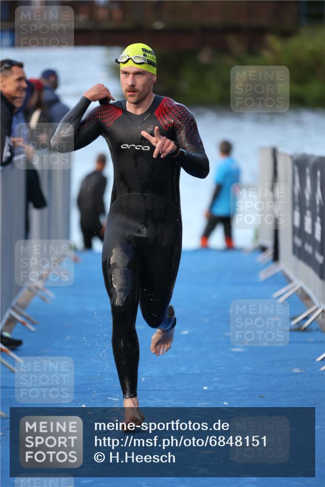 25.08.2024 - Elbe Triathlon Hamburg H.Heesch http://msf.ph/oto/6848151 25.08.2024 08:54:16 Schwimmen 207, 239 meine-sportfotos.de