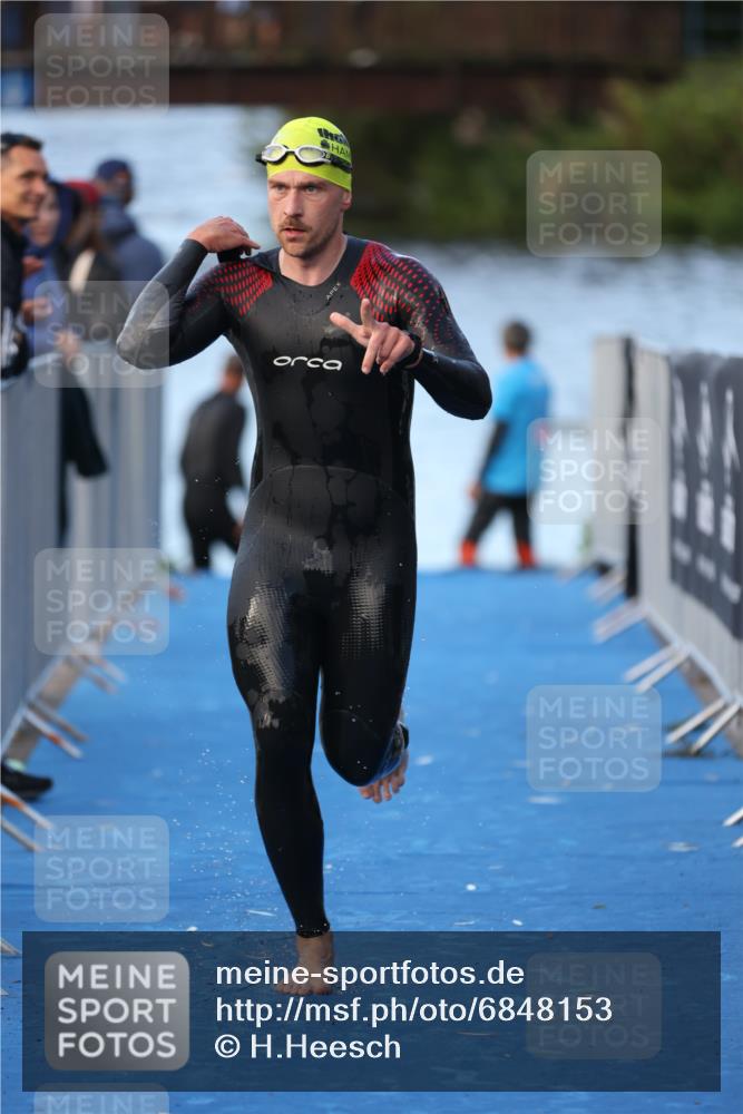 25.08.2024 - Elbe Triathlon Hamburg H.Heesch http://msf.ph/oto/6848153 25.08.2024 08:54:16 Schwimmen 207, 239 meine-sportfotos.de