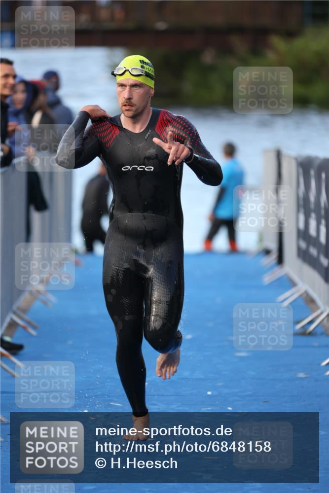 25.08.2024 - Elbe Triathlon Hamburg H.Heesch http://msf.ph/oto/6848158 25.08.2024 08:54:16 Schwimmen 207, 239 meine-sportfotos.de