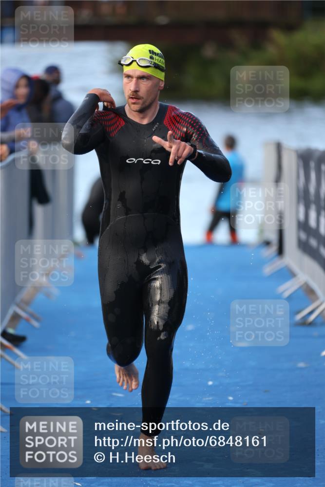 25.08.2024 - Elbe Triathlon Hamburg H.Heesch http://msf.ph/oto/6848161 25.08.2024 08:54:16 Schwimmen 207, 239 meine-sportfotos.de