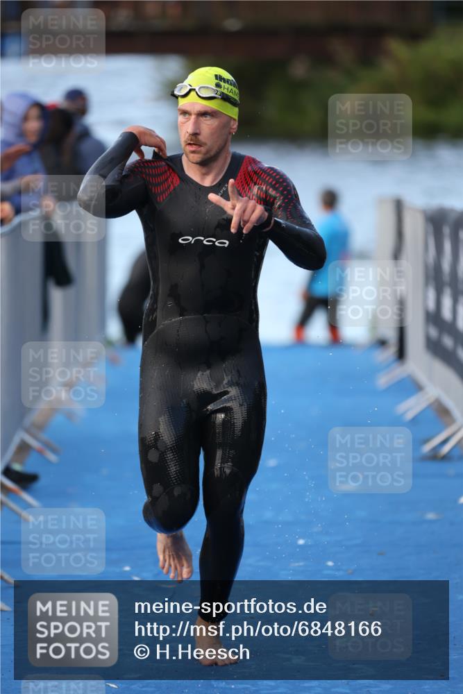 25.08.2024 - Elbe Triathlon Hamburg H.Heesch http://msf.ph/oto/6848166 25.08.2024 08:54:16 Schwimmen 207, 239 meine-sportfotos.de